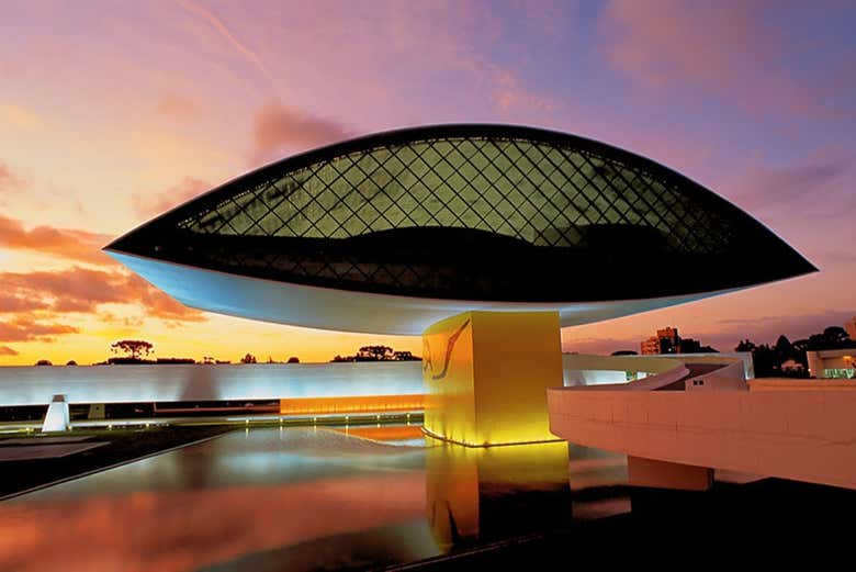 Atardecer en el museo Oscar Niemeyer de Curitiba