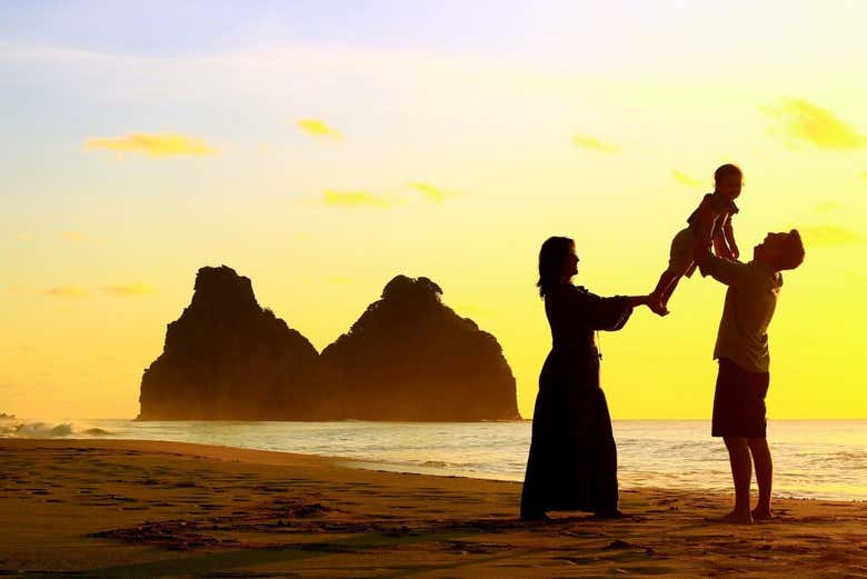 Foto familiar al atardecer con el Morro Dois Irmãos de fondo