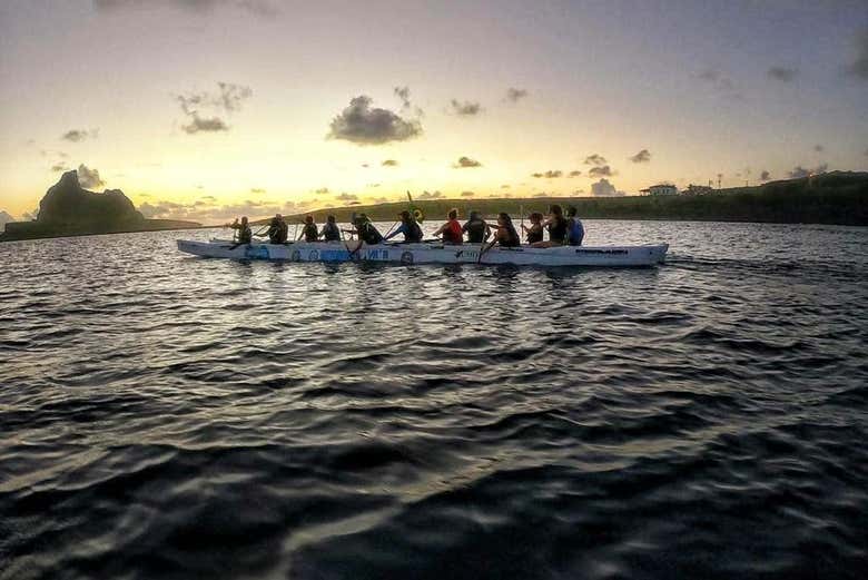 Contemplando o pôr do sol a bordo da canoa havaiana