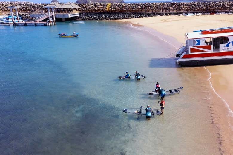 Preparando los kayaks transparentes