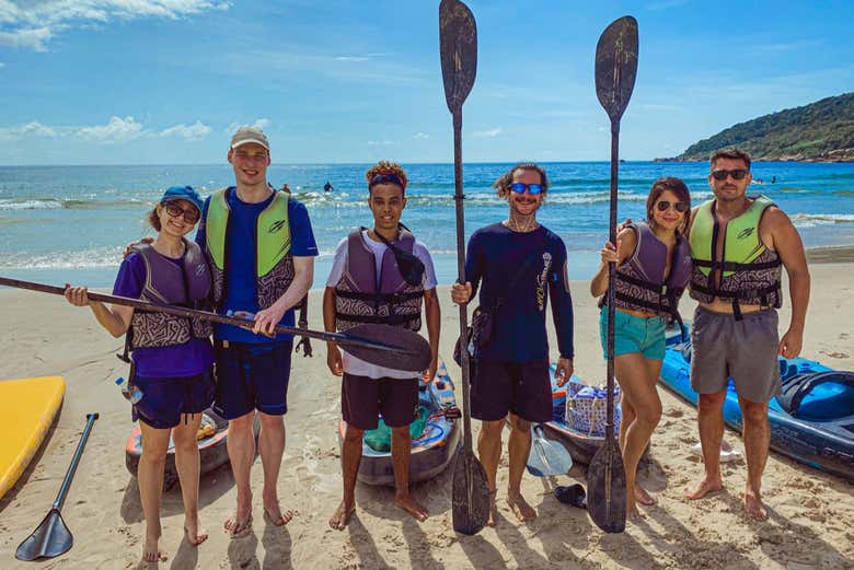 A remar por las cristalinas aguas de Florianópolis