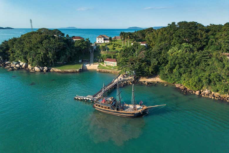 Panorámica de la fortaleza de Santa Cruz y el barco llegando