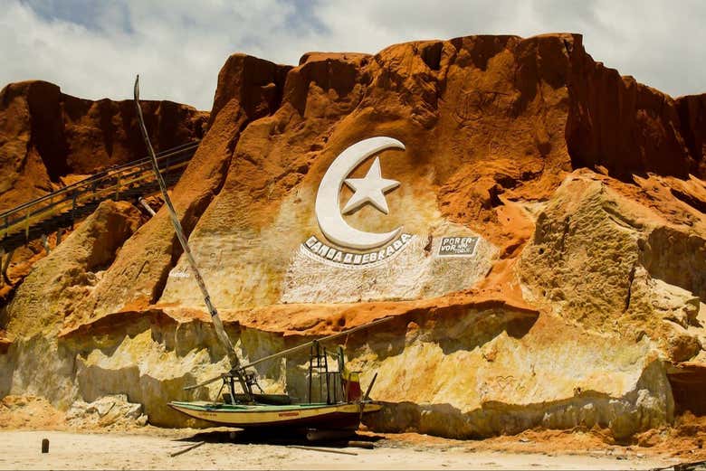 O símbolo de Canoa Quebrada na falésia