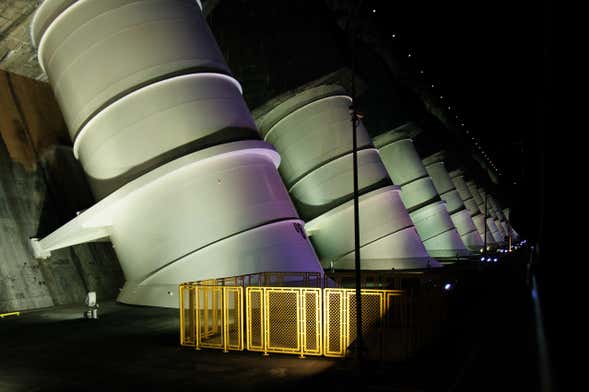 Espectáculo de luces en la represa de Itaipú