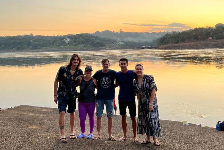 Foto de grupo às margens do rio Paraná