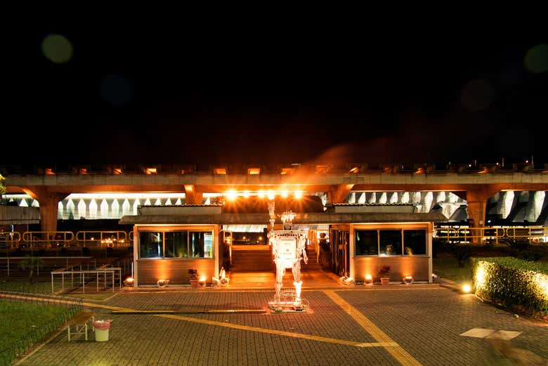 Represa hidroeléctrica de Itaipú por la noche