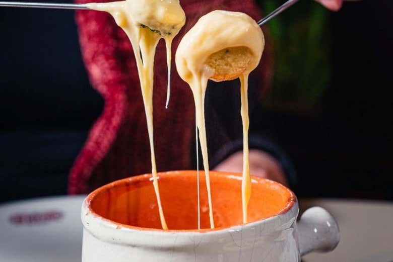 Disfrutando del delicioso fondue