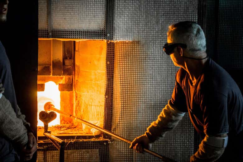 Inserendo il vetro nel forno