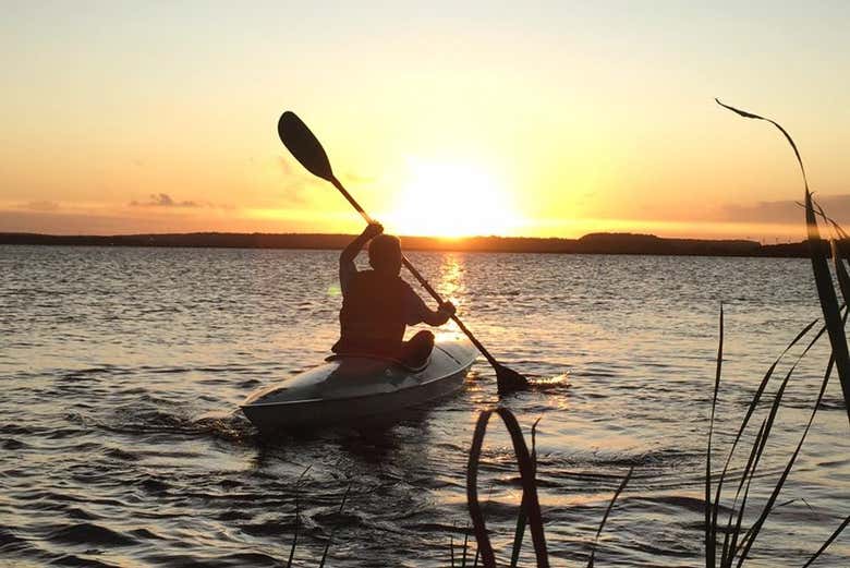 Remando hacia la puesta de sol