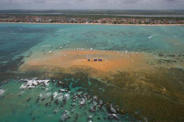 Passeio de catamarã pela Ilha da Areia Vermelha