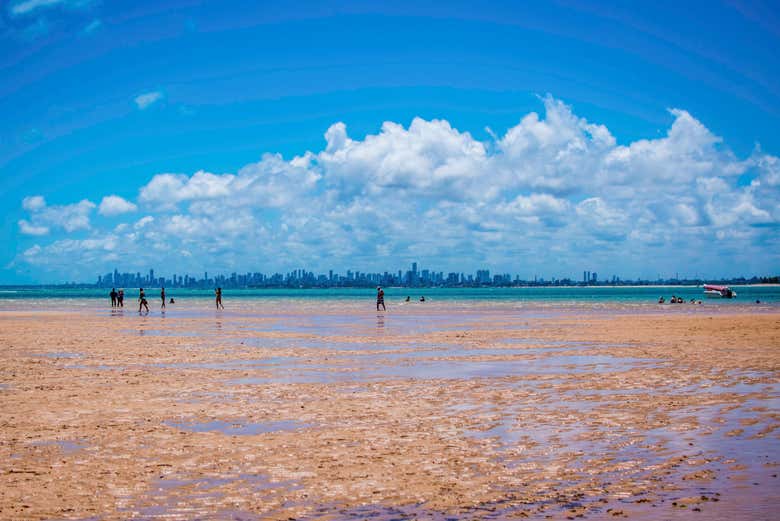 Na Ilha da Areia Vermelha com a cidade ao fundo