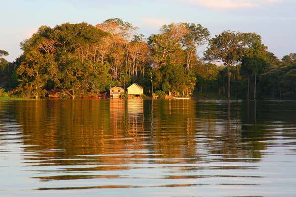 Passeio de barco pelo rio Amazonas