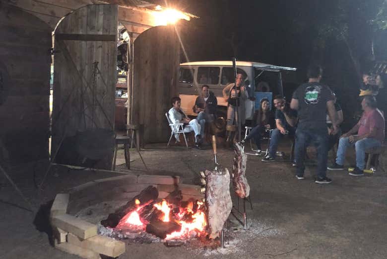 Típico costelão asado de manera tradicional