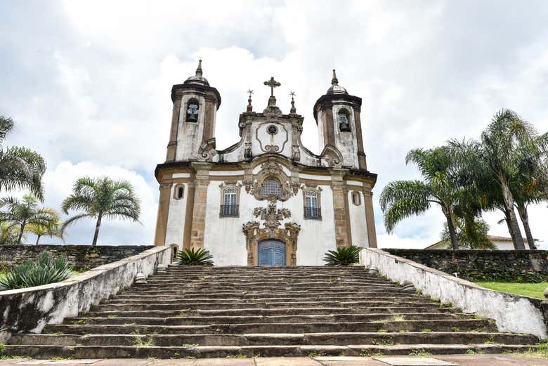 Admiring the staircase of the Carmo church