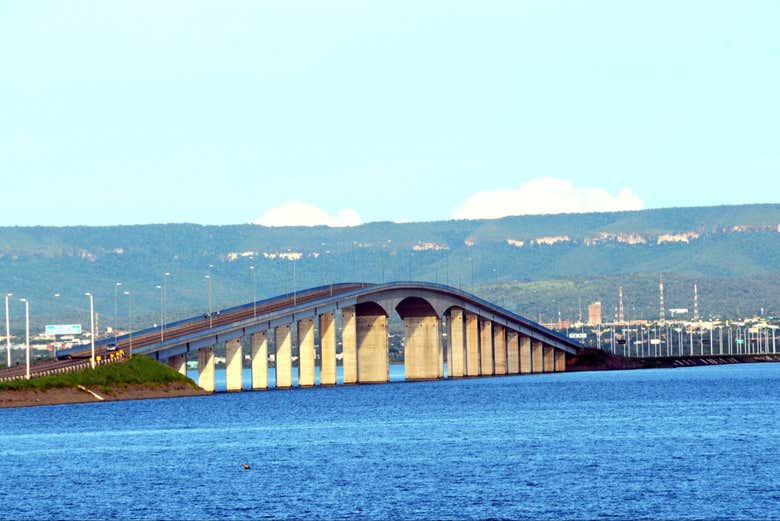 La vista del puente desde la orilla del río