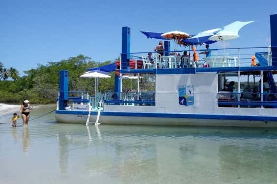 Passeio de barco gastronômico pela lagoa de Guaraíras