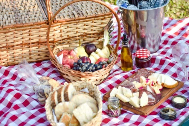 Enjoy a picnic with local products 