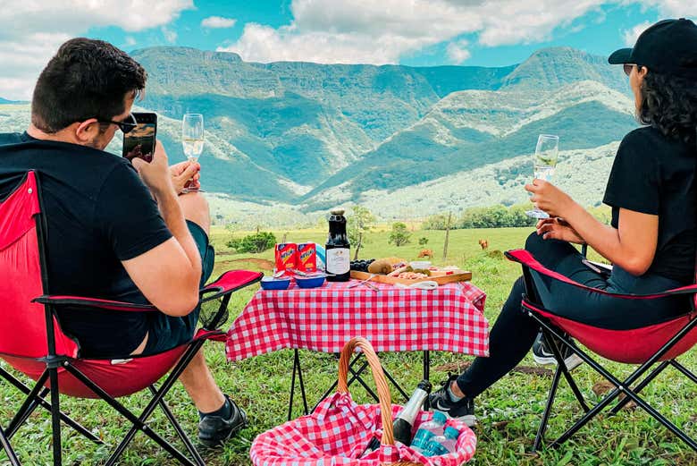 Gustando un delizioso picnic in mezzo alla natura