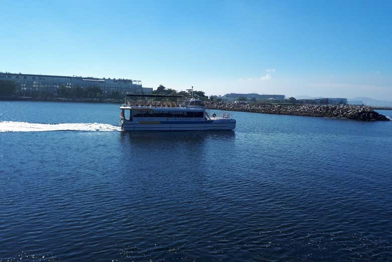 El barco navegando por la bahía de Guanabara