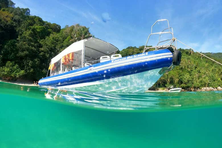 Travel by boat from Conceição de Jacareí to Ilha Grande