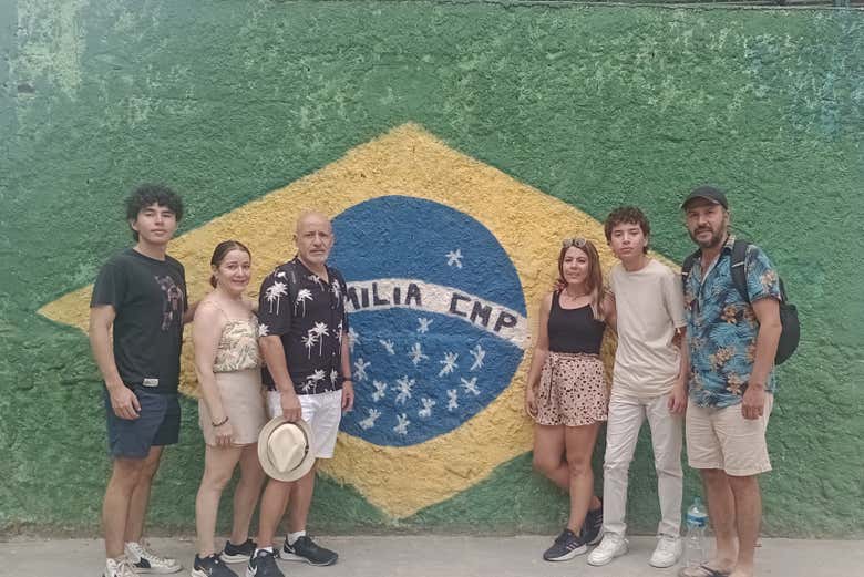 Veremos los coloridos murales de la favela de Babilônia