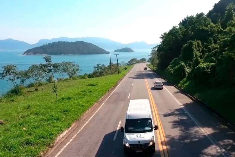 Transporte a Búzios con el mar de fondo