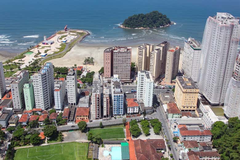 Come on this tour of Santos, a popular town in São Paulo