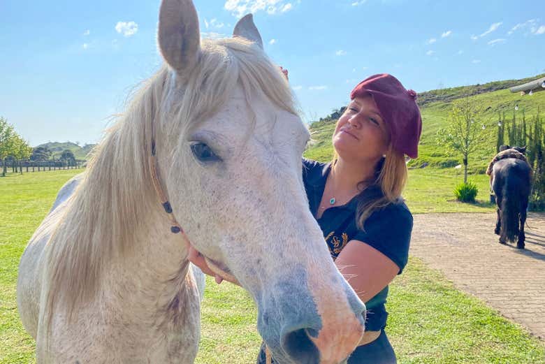 Interagindo com o cavalo da fazenda