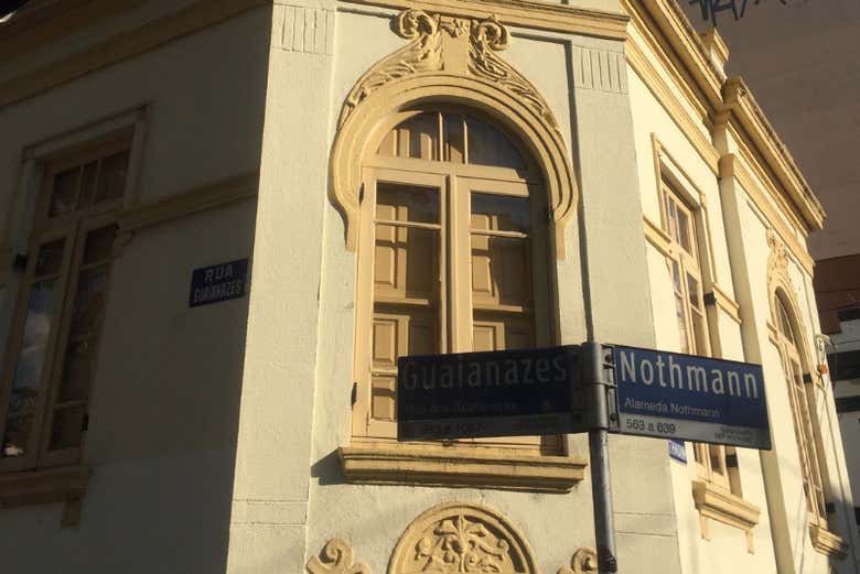 Detalles en una de las ventanas de un edificio del barrio