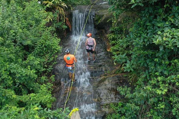 Descente en rappel sur la plage de Calhetas