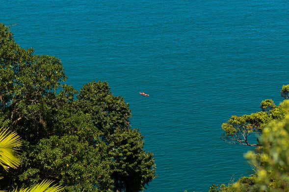 Trilha pela praia de Maresias