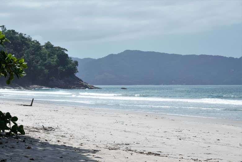 Águas transparentes da praia da Fazenda