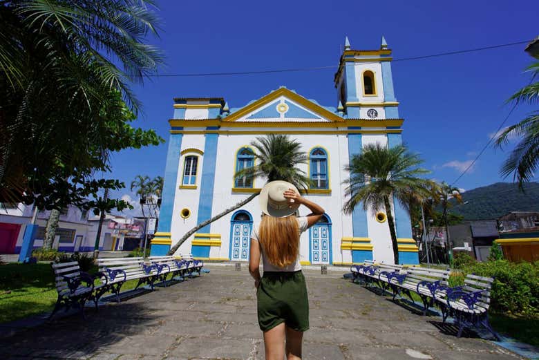 Frente a la iglesia Matriz de Ubatuba