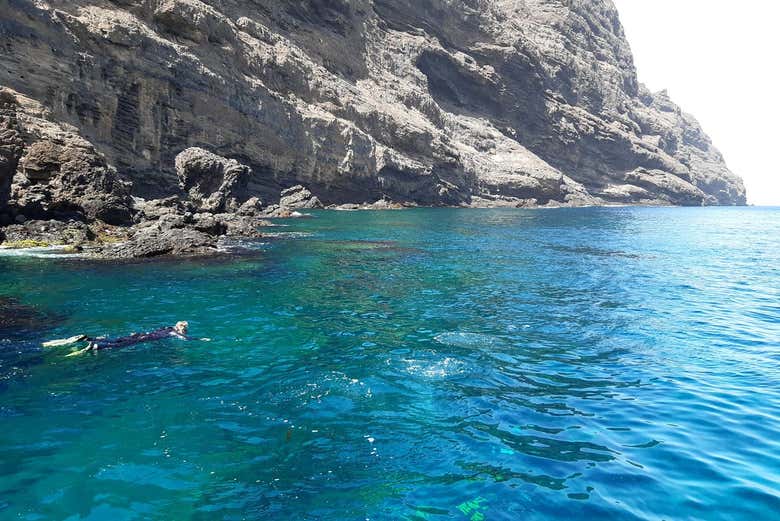 Fazendo snorkel perto das formações rochosas