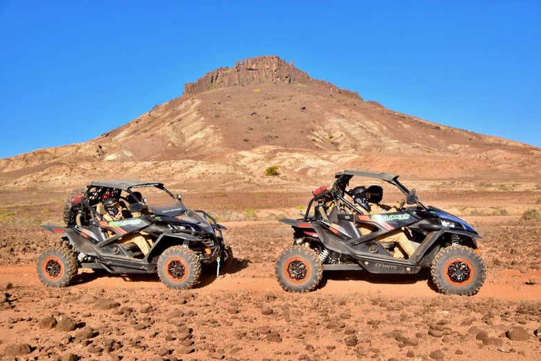 Dois buggys em frente a uma montanha