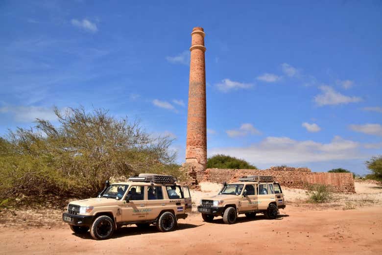 Dois jipes do tour pela Ilha da Boa Vista