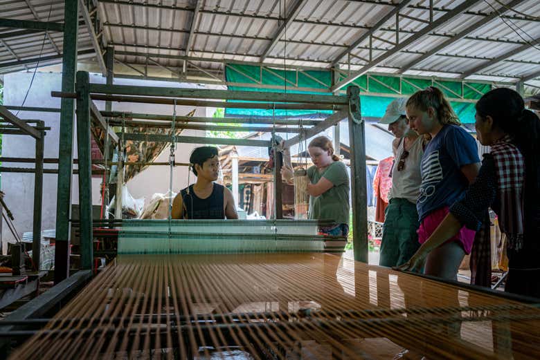 Admirando el proceso de creación del tejido de seda