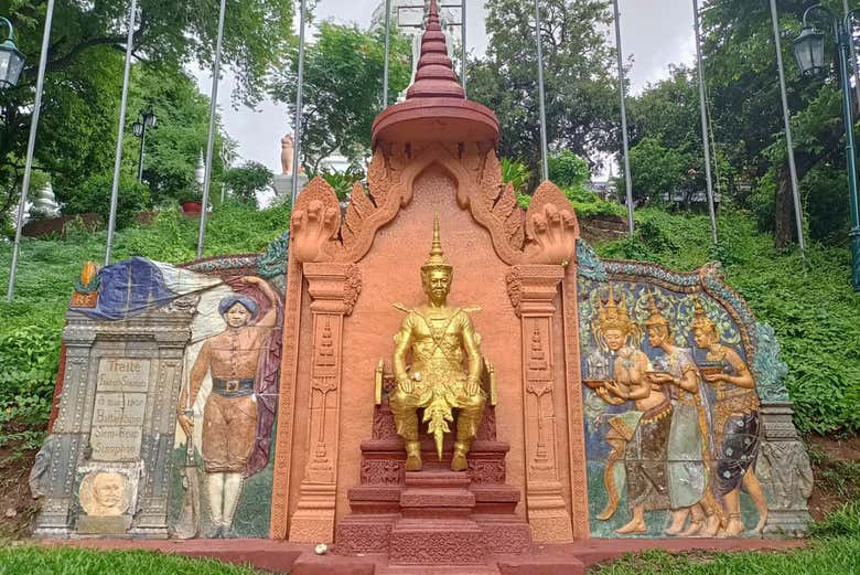 Admire the Buddha at Wat Phnom