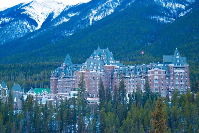 Look at Banff Springs Hotel, framed by mountains