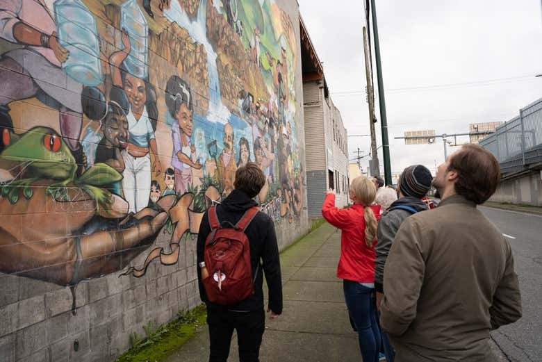 Turistas contemplando os murais de street art de Calgary