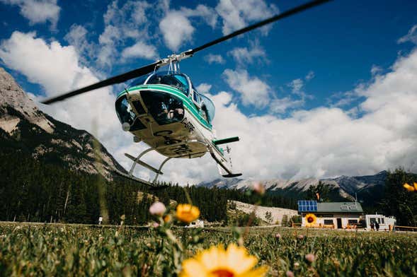 Vol en hélicoptère au-dessus des Montagnes Rocheuses