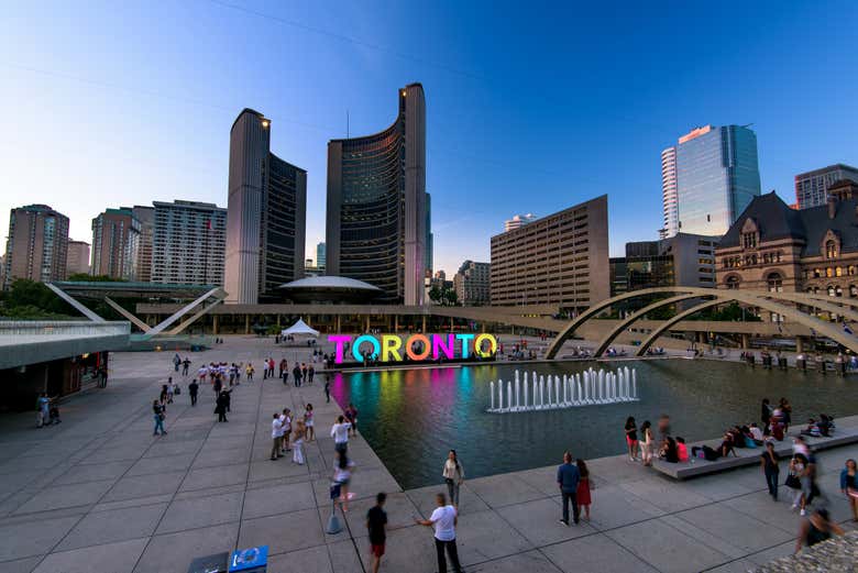 Letrero de Toronto en la Nathan Phillips Square 