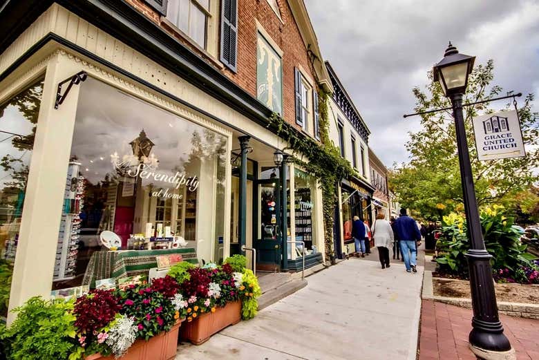 Explore the charming Niagara-on-the-Lake