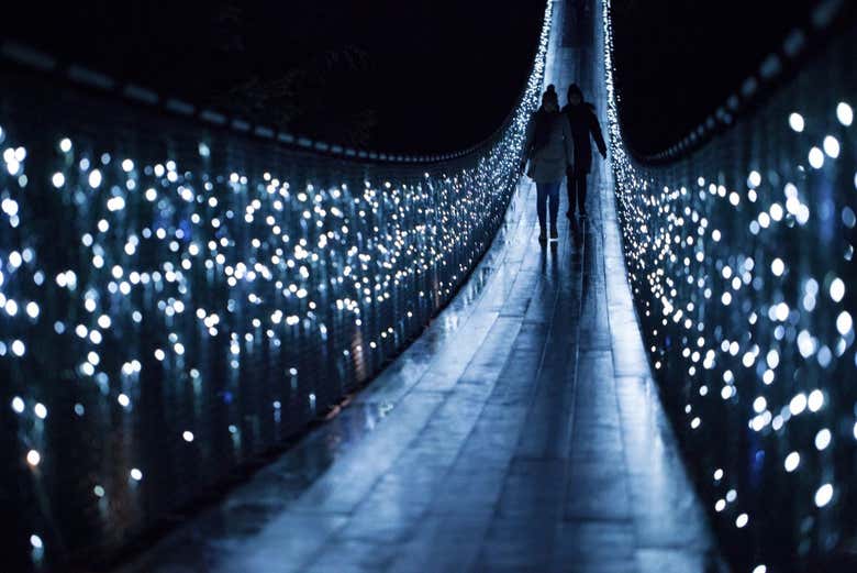 Puente iluminado en Capilano