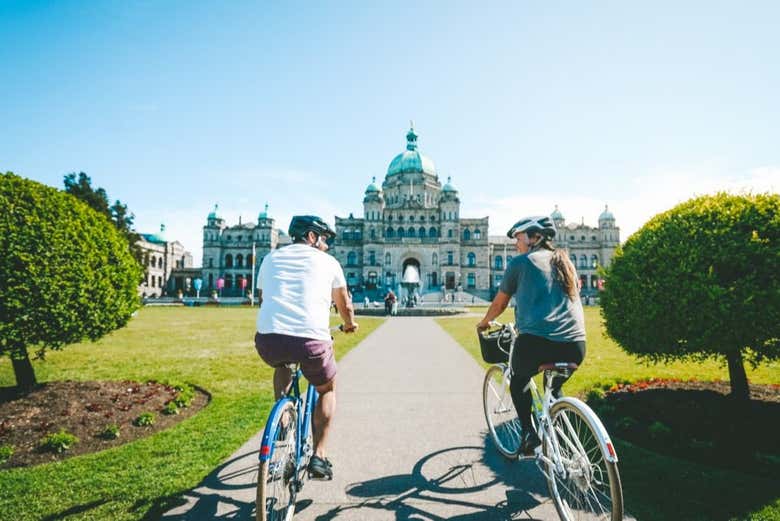 Cyclists by the British Colombia Parliament