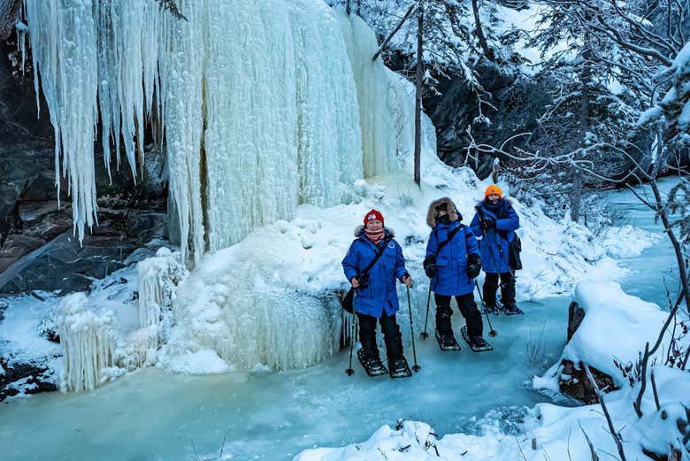 Desfrutando do passeio com raquetes de neve