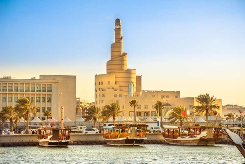 Barcos dhow amarrados en el puerto de Doha