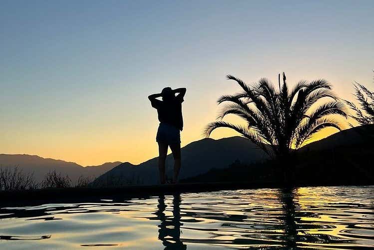 Atardecer en la piscina del Swiss Ecolodge La Linda Loma