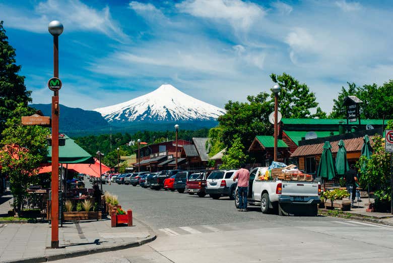 Calles del centro de Pucón, con el volcán Villarrica al fondo