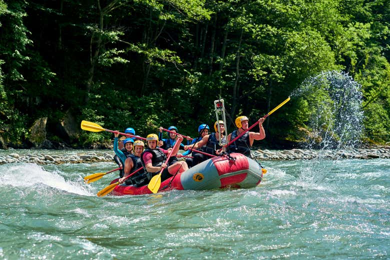 Practicando rafting en el río Trancura